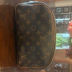Louis Vuitton toiletry Dopp kit mint condition